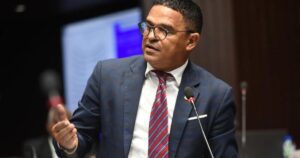 Diputado Sadoky Duarte busca lograr se apruebe propuesta para que los vehículos utilicen placas asignadas por provincias